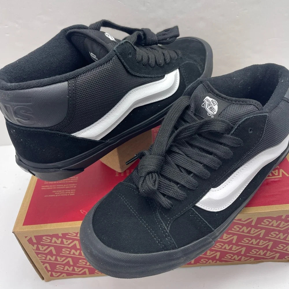 Vans Men’s 11.5 Knu Mid
Black/Black/White
VN000CQ9B8C Sneakers - Picture 12 of 16